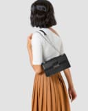 Túi xách nhỏ phối hiệu ứng giả đan lát