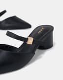Giày Mules Phối Khóa Logo Cách Điệu