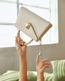 Túi Xách Nhỏ Tay Cầm Xoắn Phối Charm Trang Trí
