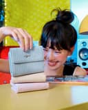 Ví Ngắn Cầm Tay Đính Logo Chữ Ký Kim Loại